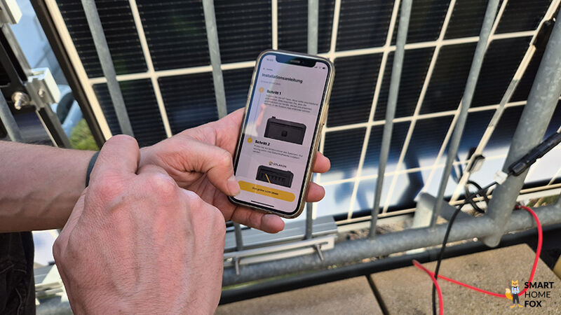 Die Solakon-App auf einem Smartphone zeigt den Geräte-Kopplungsbildschirm mit einem per Bluetooth erkannten Growatt-Wechselrichter und -Akku.